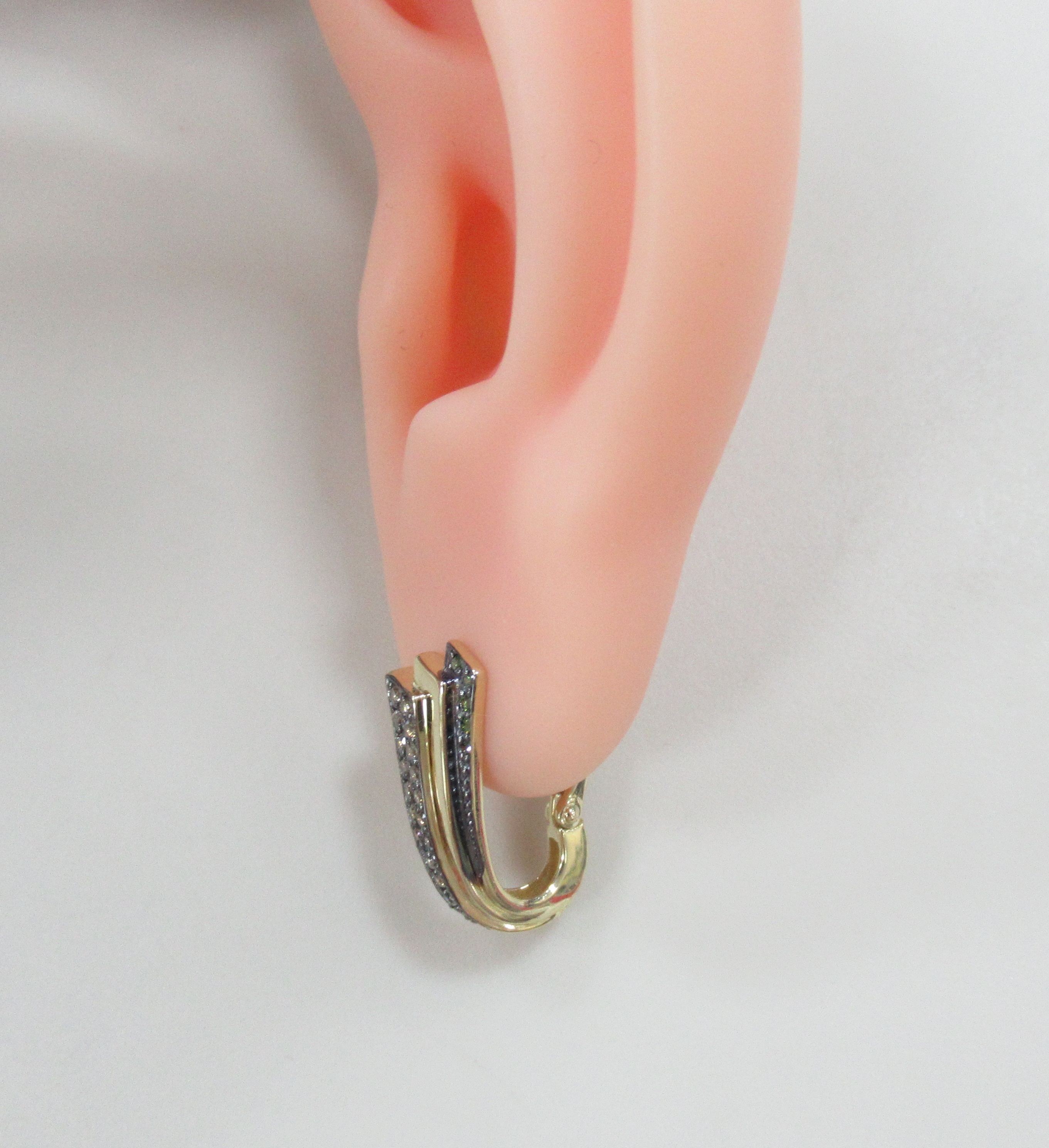 Серьги из желтого золота с цветными бриллиантами